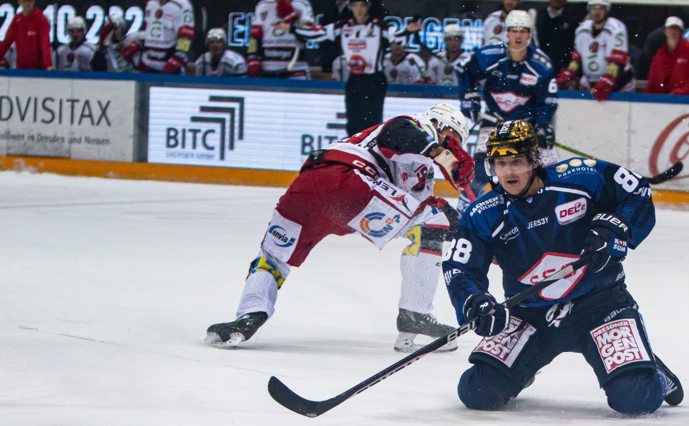 Die Werbung der BITC Sachsen GmbH auf der LED-Bande im Heimspiel der Dresdner Eislöwen gegen Crimmitschau.