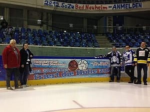 Fans halten ein Banner auf der Eisfläche