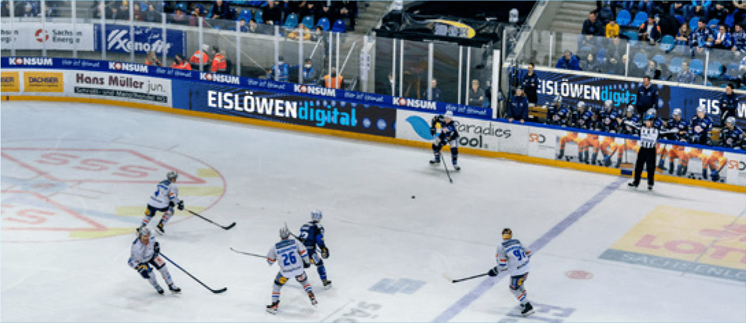 LED Banden sind am Spielfeldrand sichtbar